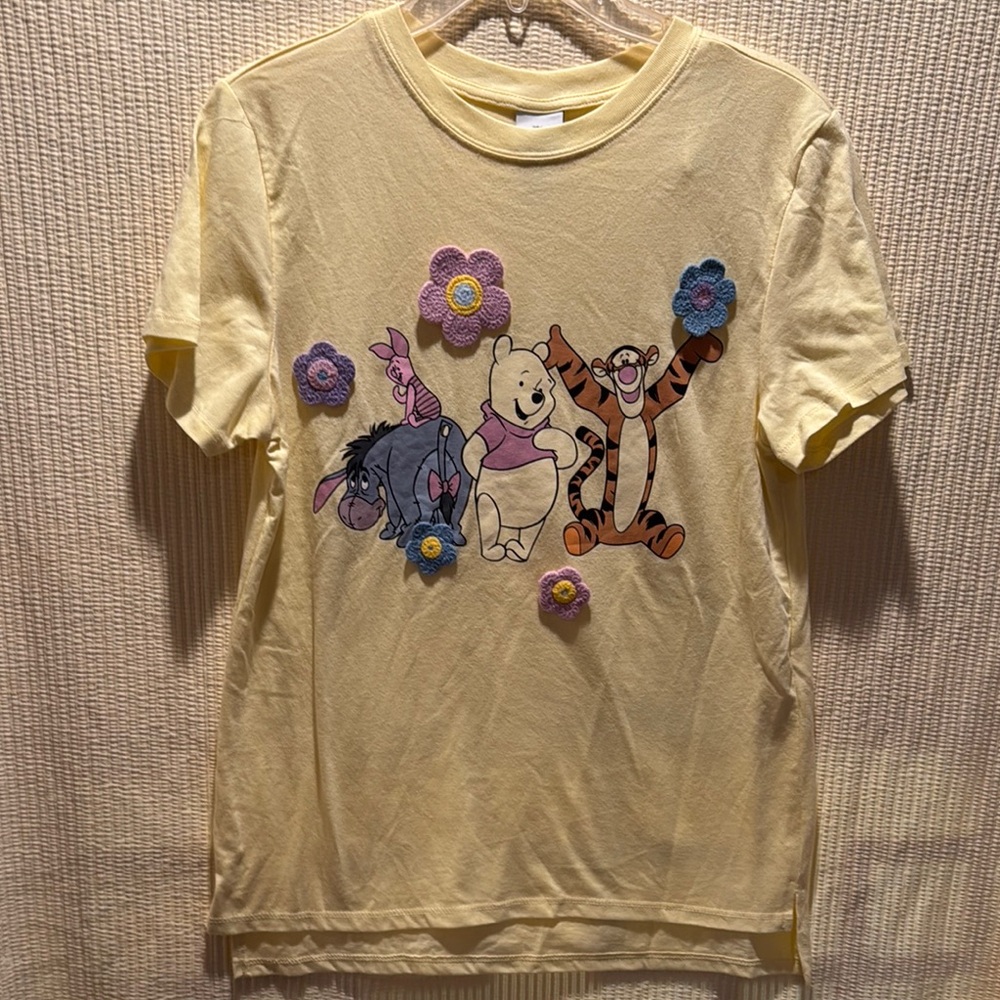 NWT Disney T-Shirt Women’s Winnie The Pooh Tigger Eeyore Crochet 3D Flowers
